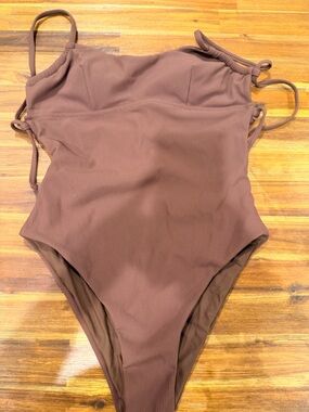 Bee look Ribbed One-Piece Swimsuit in Brown